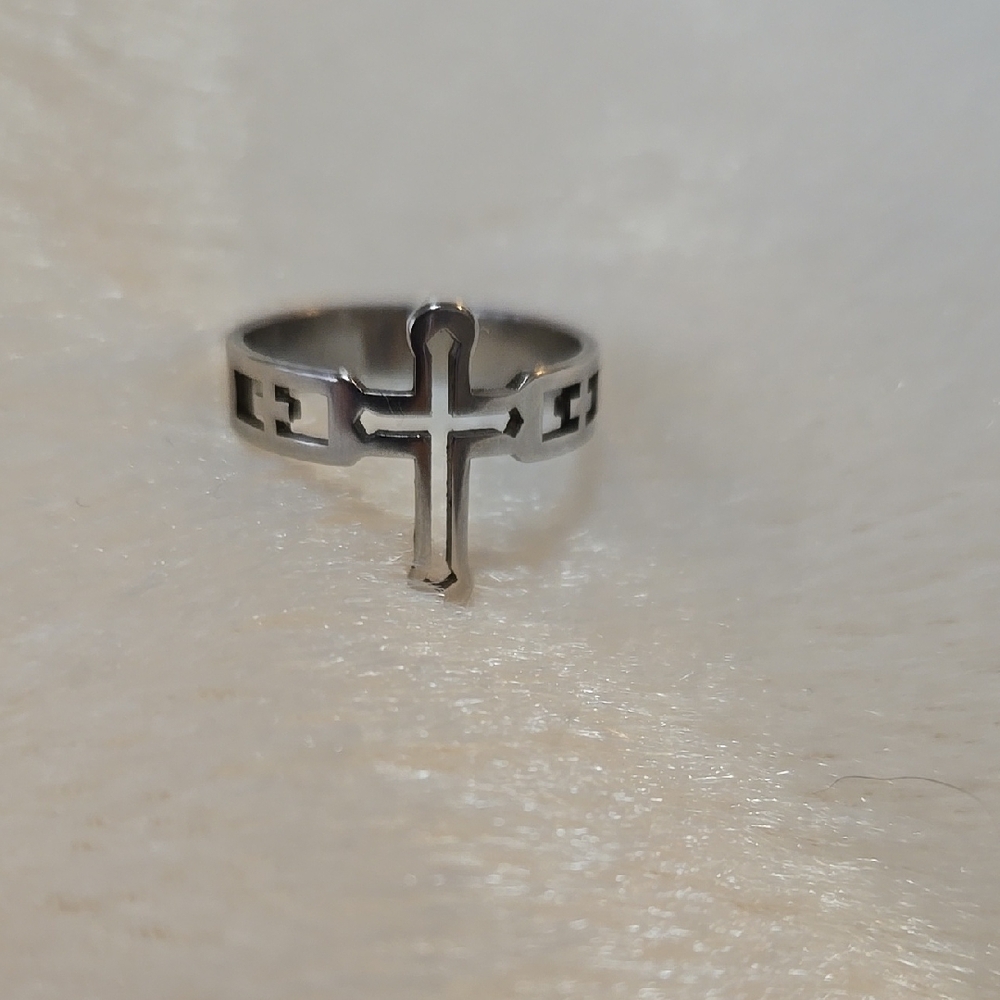Stylish Silver Cross Unisex Ring.Size 7.5.